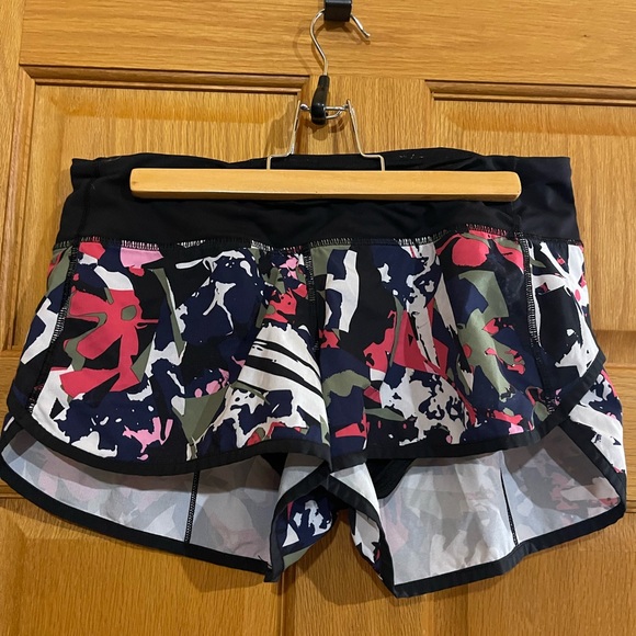 Lululemon Speed Shorts in Pop Cut Boom Juice 6 - Picture 3 of 4